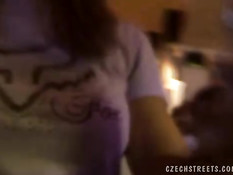 Чешская барменша за деньги отсасывает парню член и ебётся раком