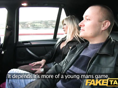 Блондинка с большими сиськами ночью трахается на заднем сиденье