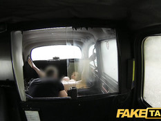 Юная лондонская шлюха с большими сиськами делает таксисту минет