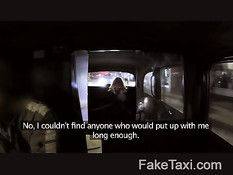 Сиськастая блондинка ночью занимается сексом с водителем такси