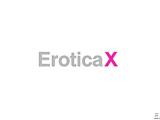 Шоколадную девушку Ana Foxxx на кровати трахают в бритую киску