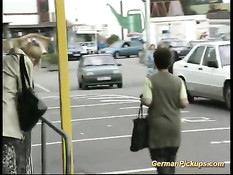 Развратная немецкая блондинка в стрингах оттрахана в анус и пизду