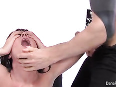 Горячая тёлка Dana DeArmond любит анальный секс в разных позах