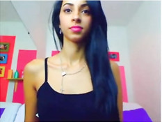 Девка с длинными волосами игрушками трахает себя в анус и киску