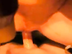 Возбуждённая женщина в ванной занимается любовью с мужчиной