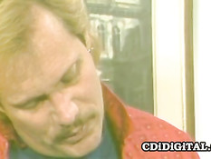 Ретро порно актриса Kim Bernard делает минет и дрочит член руками