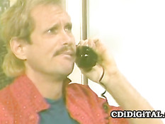 Ретро порно актриса Kim Bernard делает минет и дрочит член руками