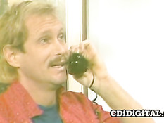 Ретро порно актриса Kim Bernard делает минет и дрочит член руками