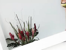 Блондинке в сетчатых чулках Abbey Brooks залили спермой сиськи