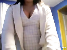 Одетая девушка крупным планом отсасывает и дрочит парню пенис