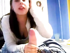 Одетая девушка крупным планом отсасывает и дрочит парню пенис