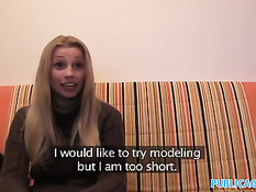 Молодая блондинка с большими сиськами за деньги ебётся с парнем