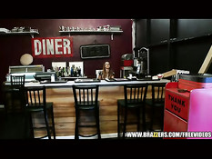 Блондинка Brooke Fox набросилась и отсосала парню в противогазе