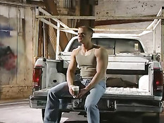 Четыре молодых голубых приятеля занимались сексом в грузовичке