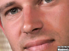 Молодой латинский гей с татуировками дрочит хуй на порно кастинге