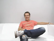 Юный чешский гей на порно кастинге позирует и занимается сексом