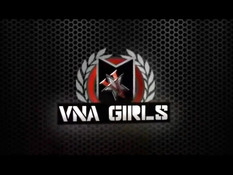 Сиськастая мамочка Charlee Chase натирает грудь маслом и сжимает