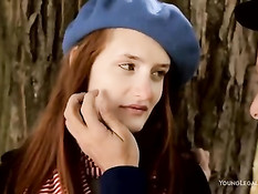 Рыжая девчонка Denisa Heaven подрочила парню в лесу у дерева