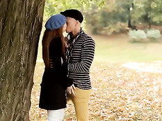 Рыжая девчонка Denisa Heaven подрочила парню в лесу у дерева