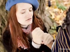 Рыжая девчонка Denisa Heaven подрочила парню в лесу у дерева