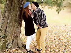 Рыжая девчонка Denisa Heaven подрочила парню в лесу у дерева