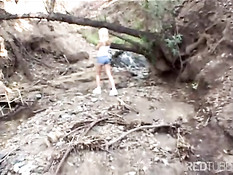 Симпатичная блондинка Hillary Scott наслаждается анальным сексом