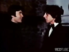 В винтажном порно фильме парни и девки устраивают в лесу оргию