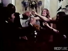 В винтажном порно фильме парни и девки устраивают в лесу оргию