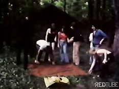 В винтажном порно фильме парни и девки устраивают в лесу оргию