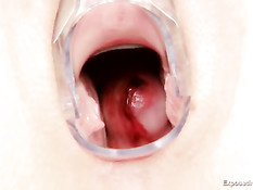 Развратная медсестра с большой грудью показывает розовую киску