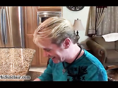 Блондинка с большой грудью Barbi Sinclair трахается с бойфрендом