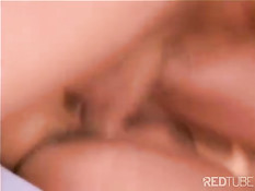 Мужчина трахает девушку в гладко выбритую пизду и кончает в рот