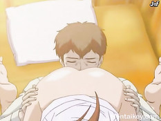 Похотливый молодой доктор в очках трахает раком хентай девчонок