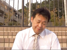 Возбуждённый мужчина набросился на спящую японку и оттрахал