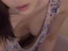 Возбуждённый мужчина набросился на спящую японку и оттрахал