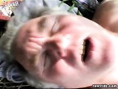 Юная девушка в лесу занимается групповым сексом с пожилой парой