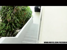 Латинская подруга завела парня в подворотню и отсосала его член