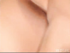 Два парня сделали двойное проникновение шлюхе в белых чулках