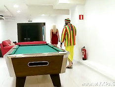 Молодая секретарша в очках отсасывает член и ебётся с мужчиной