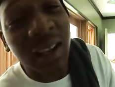 Две чернокожие девушки на диване занимаются сексом с мужчинами