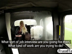 Грудастая блондинка любительница занимается сексом с водителем