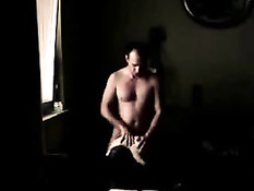 В любительском порно мужик ебёт раком громко стонущую подругу