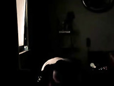 В любительском порно мужик ебёт раком громко стонущую подругу