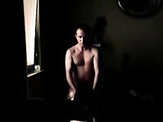 В любительском порно мужик ебёт раком громко стонущую подругу