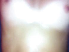 Засаживает длинный член в бритую киску подружки и снимает порно