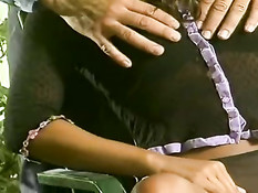 Мужик лижет клитор смуглой девке Chelsea Sinclaire и ебёт в анал