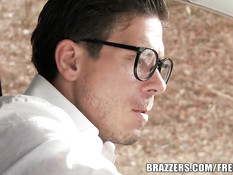 Сиськастая блондиночка Krissy Lynn дала очкарику трахнуть в анал