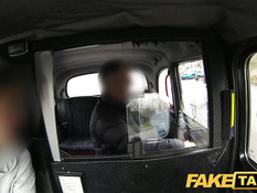 Две сисястые девки делают мужику минет на заднем сиденье такси