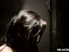 Брюнетка Taylor Rain сидя на унитазе сосёт просунутый в дыру член