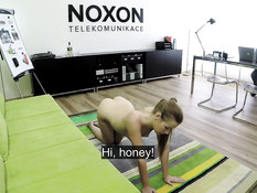 Лысый мужчина оттрахал двух развратных шлюх в рабочем кабинете